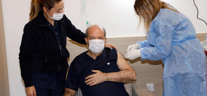 Cumhurbaşkanı Ersin Tatar, Türkiye Cumhuriyeti tarafından KKTC’ne gönderilen Covid-19 aşısını yaptırdı