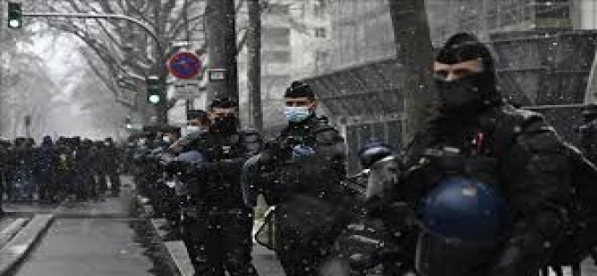 Fransa'da Polis Müdahalesi Sonrası Bebeğini Düşüren Kadın, Polisten Şikayetçi Oldu