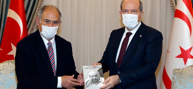 Cumhurbaşkanı Tatar'a Gazeteci Yazar Osman Güvenir'den kitap takdimi