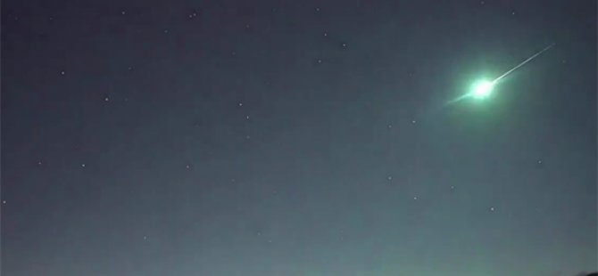 Ο μετεωρίτης μετατρέπεται σε βολίδα όταν μπαίνει στην ατμόσφαιρα φωτίζει τον ουρανό στην Ιαπωνία