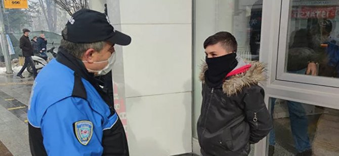 Polisten bankadaki babasını bekleyen çocuğa: Söyle 900 lira daha çeksin