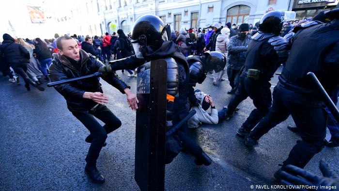 Ο αριθμός των κρατήσεων υπερέβη τις χίλιες σε διαδηλώσεις υπέρ του Ναβάλι στη Ρωσία