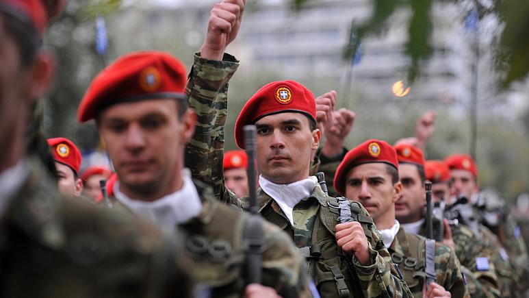 ζώντας σε ένταση με την Τουρκία και την Ελλάδα, ενώ ο στρατός χρειάστηκε 12 μήνες