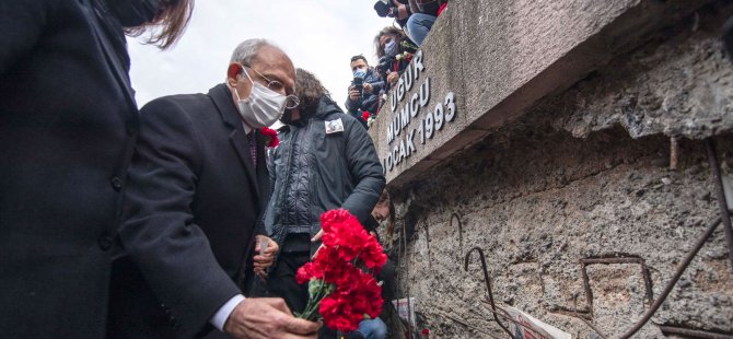 Ο Uğur Mumcu εορτάστηκε μπροστά από το σπίτι του όπου δολοφονήθηκε με βόμβα.  “Έχουν περάσει 28 χρόνια, οι πραγματικοί δράστες είναι ακόμα στο σκοτάδι”