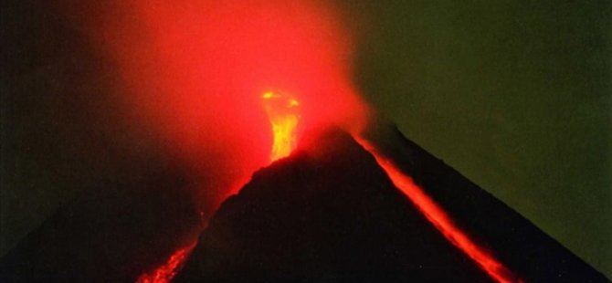 Endonezya'da Merapi Yanardağı'nda Son 6 Saatte 22 Patlama Oldu