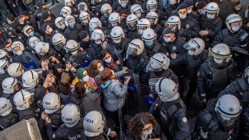 Hukukçulardan Boğaziçi tutuklamalarına tepki: 'Hiçbir öğrencinin tutuklanma gerekçesinde 'terör örgütü üyeliği' suçlaması yok'