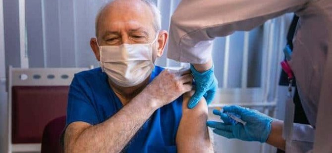 «Περιμένοντας τη σειρά του» ο Kılıçdaroğlu έγινε η πρώτη δόση του εμβολίου Covid-19
