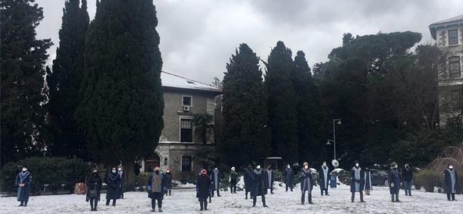 Οι ακαδημαϊκοί στο Βόσπορο συνεχίζουν τις διαμαρτυρίες τους στους -6 βαθμούς