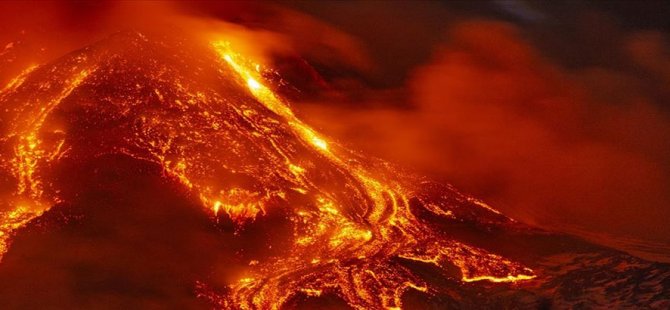 İtalya’da Etna yanardağı yeniden faaliyete geçti