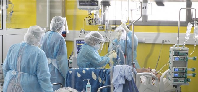 Tunus'ta sahra hastanesine dönüştürülen spor salonunda sağlık çalışanları koronavirüsle mücadele ediyor