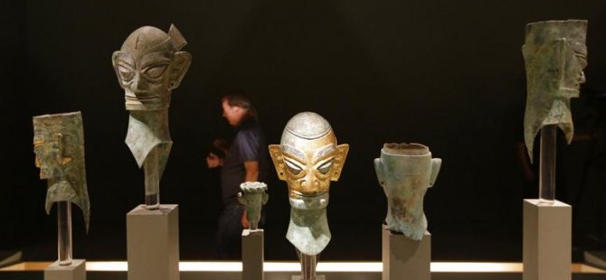 Çin'deki arkeolojik kazıda Bronz Çağı'na ait altın maske bulundu