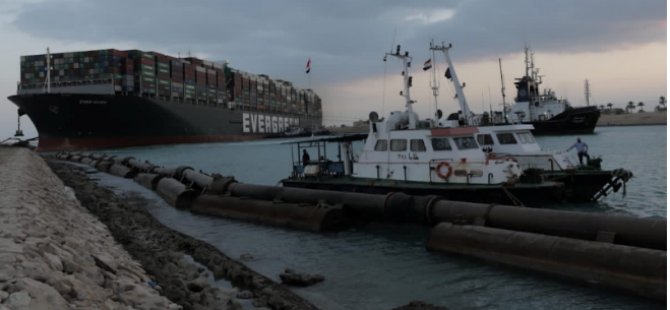 Süveyş Kanalı'nı tıkayan gemi tekrar yüzdürüldü