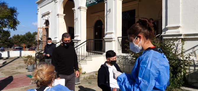 İskele Belediyesi Sağlık Birimi, Okula Gelen Öğrencilere Antijen Testi Yaptı