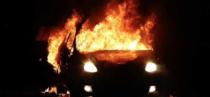 Ένα όχημα πυρπολήθηκε στη βία στη Βόρεια Ιρλανδία