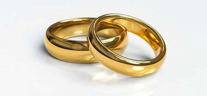 Υπάρχουν εκείνοι που φέρνουν τα γαμήλια δαχτυλίδια τους… Οι ανδρικοί πωλούνται πρώτα.