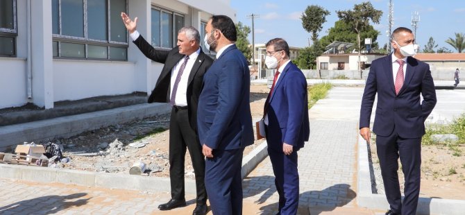 Sadıkoğlu ile Amcaoğlu, İskele Türk Maarif Koleji inşaatında incelemelerde bulundu