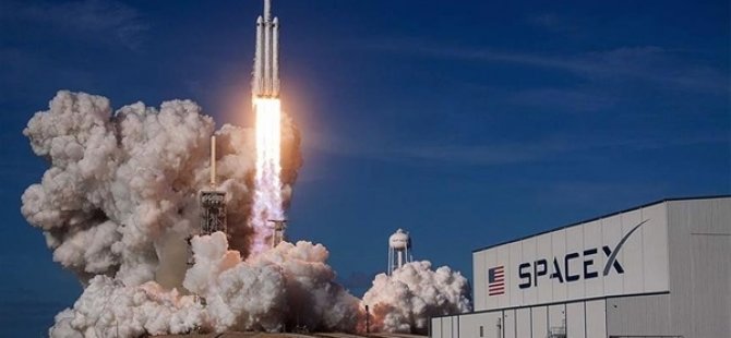 NASA, astronotları Ay'a indirecek kapsülün inşası için SpaceX'i seçti