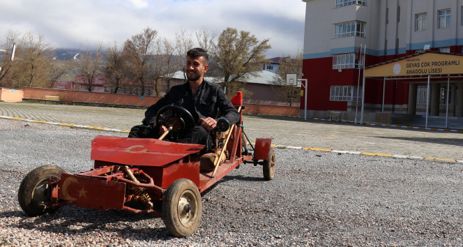 Ο μαθητής γυμνασίου κατασκευάζει ένα αυτοκίνητο με υλικά που συνέλεξε από θραύσματα