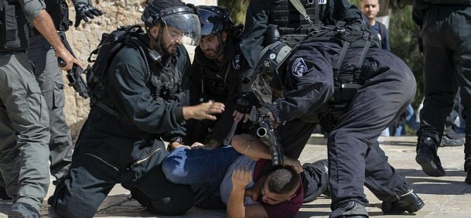 İsrail polisi, işgal altındaki Mescid-i Aksa’da nöbet tutan Filistinlilere müdahale ediyor