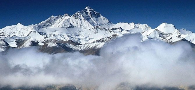 Everest’e tırmanan 2 dağcı öldü