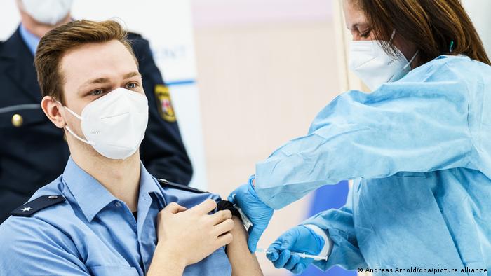 Almanya'da aşı rekoru: Bir günde 1,35 milyon kişiye aşı yapıldı