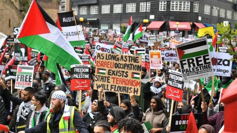 Londra'da on binlerce kişi, İsrail'in Gazze'ye saldırılarını protesto etmek için yürüdü