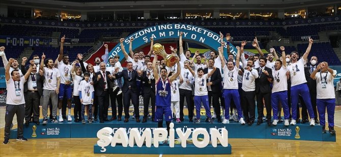 Erten Gazi'nin Oyuncusu Olduğu Anadolu Efes, 2020-2021 Sezonunun Şampiyonu Oldu