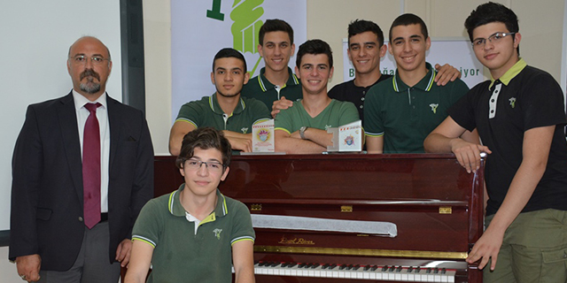 Doğu Akdeniz Doğa Koleji’ne piyano ödülü teslim edildi