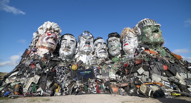 G7 liderlerinin çöpten heykeli yapıldı: Baktıkça vicdanları sızlasın