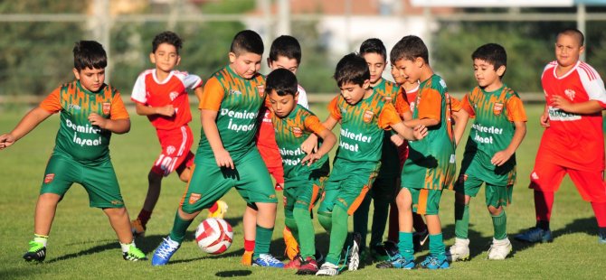 Çocuklardan Futbol Resitali