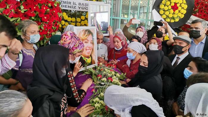 HDP'ye saldırıda ölen Deniz Poyraz'ı binlerce kişi uğurladı