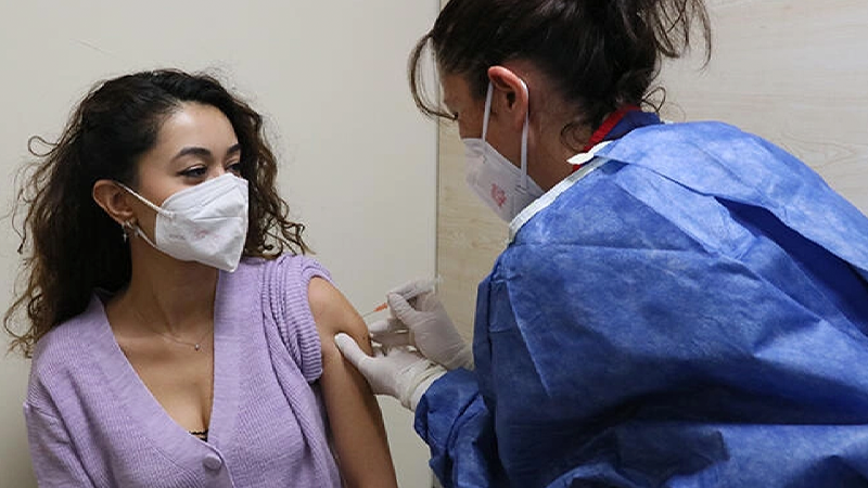 Türkiye'de aşı randevularında yaş sınırı 30'a indi