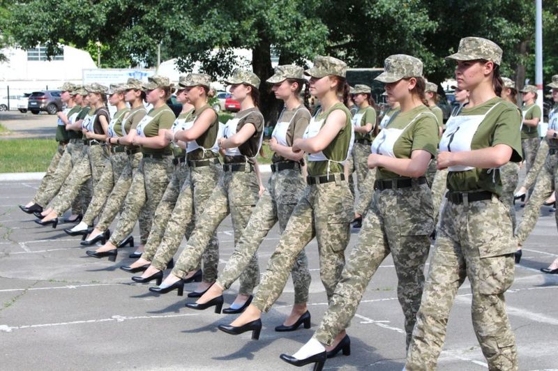 Ukrayna'da topuklu ayakkabılı geçit töreni provası tepki topladı