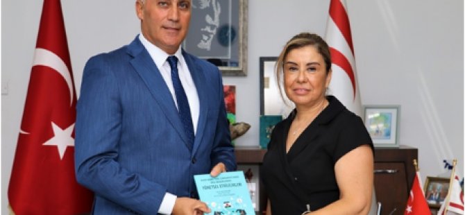 Doç. Dr. Oya Ertuğruloğlu, Milli Eğitim Bakanı Amcaoğlu’na Kitabını Takdim Etti