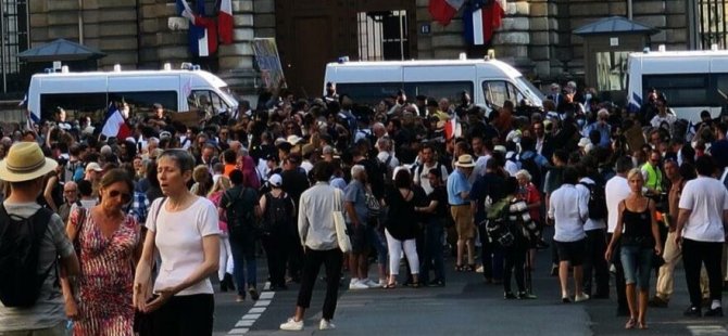 Paris’te aşı karşıtları sokaklara döküldü