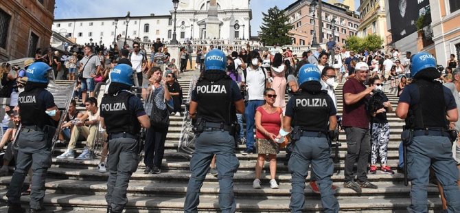 İtalya'da Kovid-19 önlemleri kapsamında çıkarılan 'Yeşil Geçiş' belgesi bir kez daha protesto edildi
