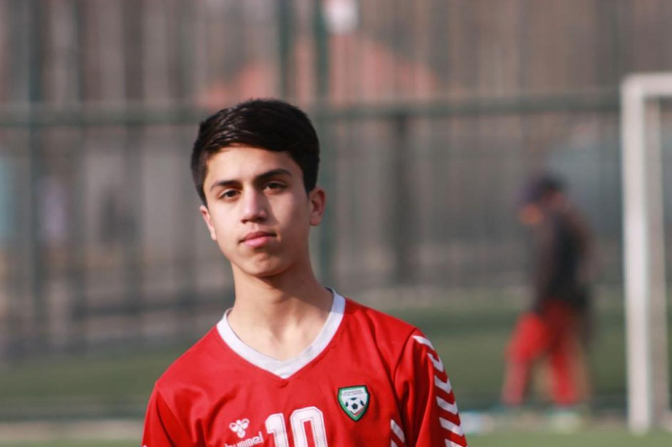 Afgan milli takımı futbolcusunun cansız bedeni uçağın iniş takımları arasında bulundu