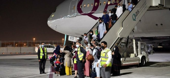 Dünya bu anı bekliyordu… Kabil’den yurt dışına ilk sivil uçuş: 113 yolcu Doha’ya indi