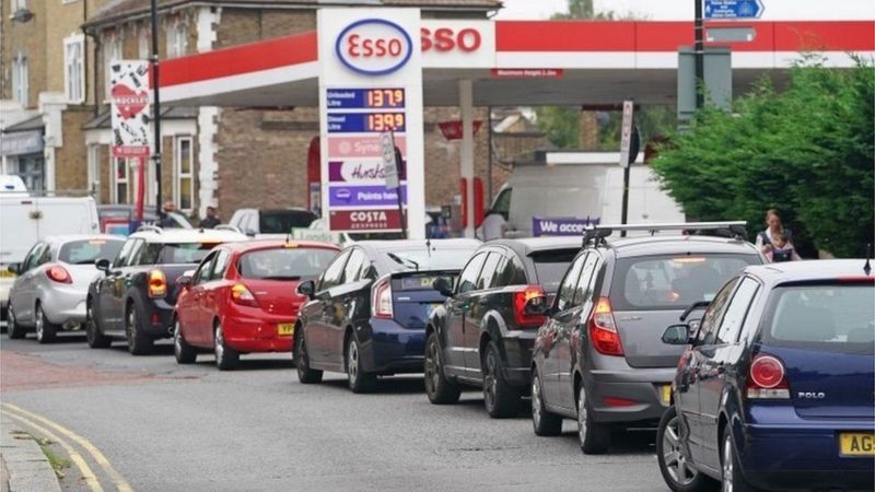 İngiltere'de hükümet, benzin kuyruklarına yol açan krize çözüm arıyor