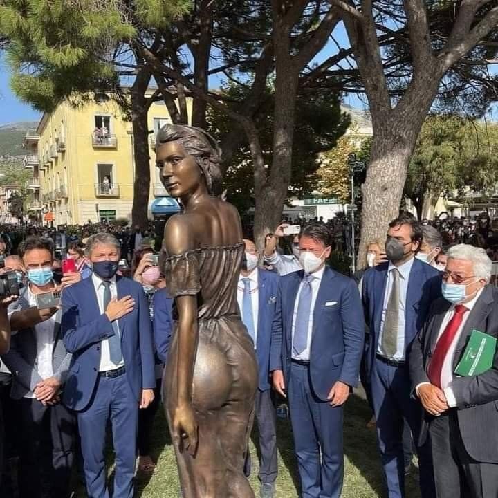 İtalya'da 'cinselleştirilmiş' tarım işçisi heykeli tartışması: 'Erkek şovenizmi bu ülkenin hastalıklarından'