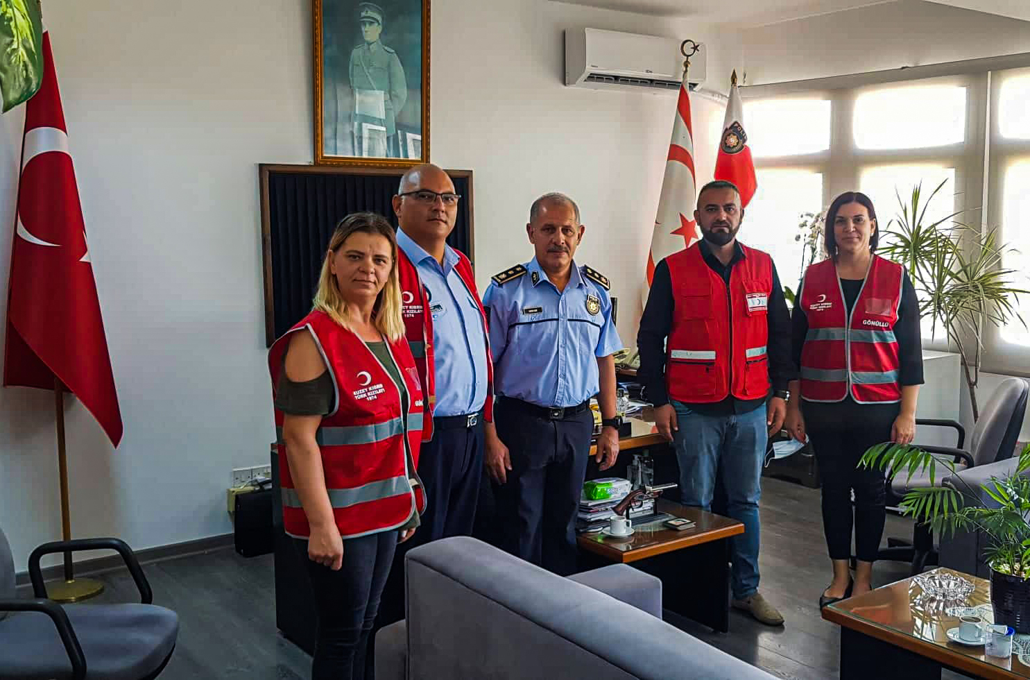 Kuzey Kıbrıs Türk Kızılayı İskele Şubesi, İskele Polis Müdürü görevine yeni atanan Kasım Kuni’ye nezaket ziyaretinde bulundu. 