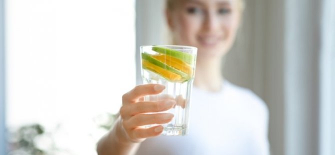 Sabahları aç karnına limonlu su içmek ne işe yarar?