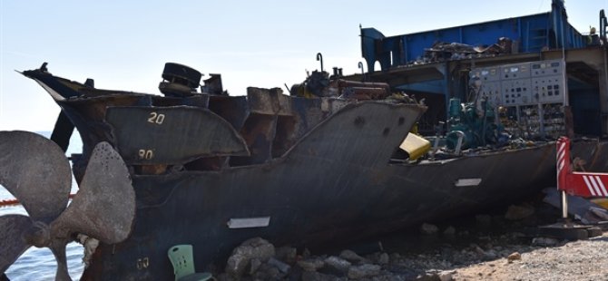 Canaltay, Gazimağusa Limanı’nda parçalanan gemiyi inceledi