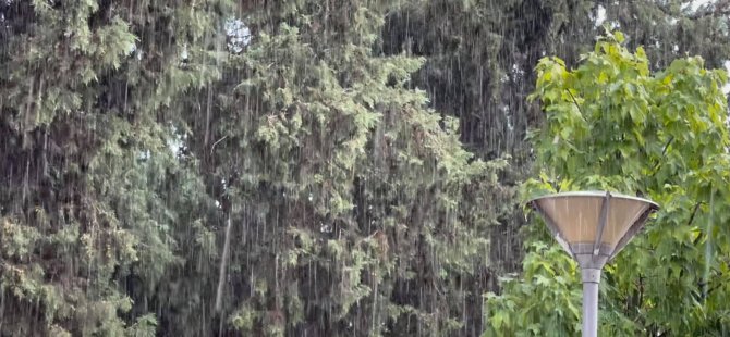 Mağusa'da sağanak yağış kısa süreli de olsa etkili oldu