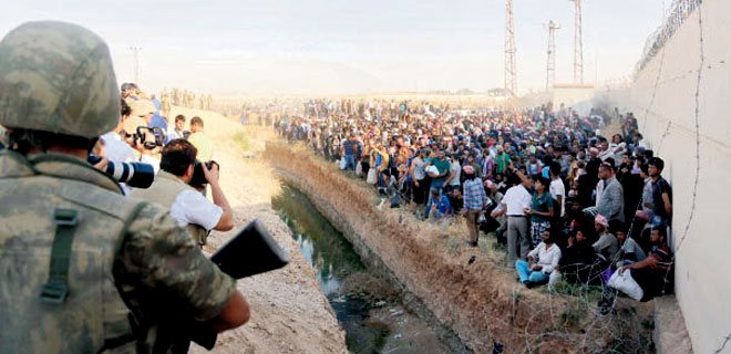 Türkiye sınırında 100 bin kişi bekliyor