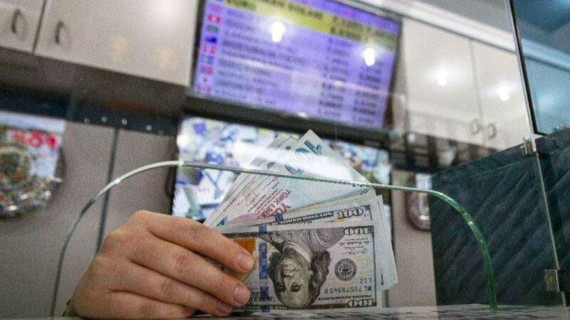 Türk Lirası, dolar ve euro karşısında "eridi"