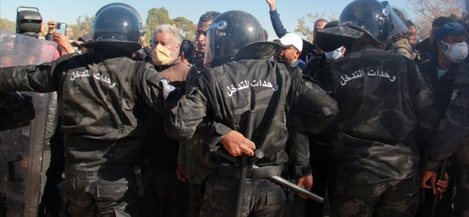 Tunuslu çevre örgütü: Çöp protestosunda hayat hakkımızı savunurken 'gaz bombalarına' hedef olduk