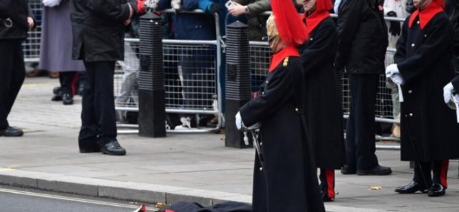 Kraliçe II. Elizabeth'in katılamadığı anma törenind asker bayıldı, herkes seyretti!