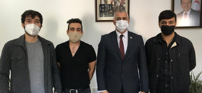 Kuir Kıbrıs aktivistleri,  Eğitim Bakanı Olgun Amcaoğlu ile görüştü