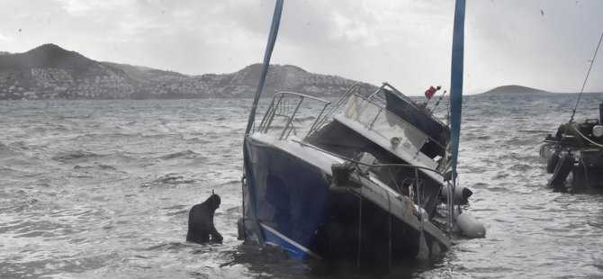 Bodrum'da fırtına: 1 tekne karaya oturdu, iskeleler yerinden söküldü